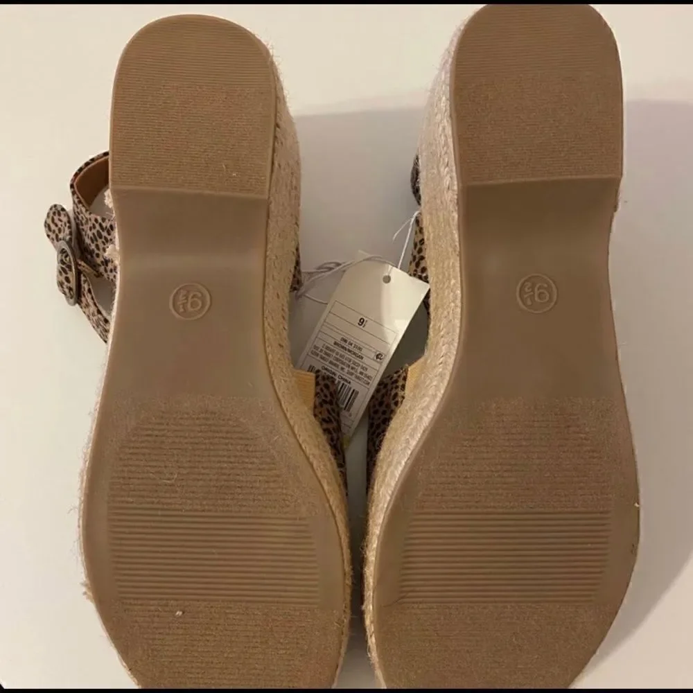 Universal Thread Morgan leopard print  sandals